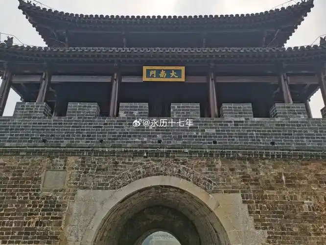 一侧还有贵县遗留的城墙——大南门,上方的楼阁为现