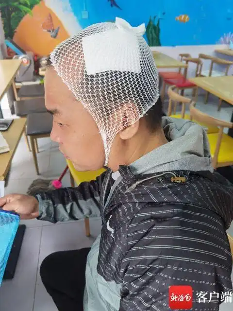 李先生被打部位被纱布包扎.记者 王天宇 摄