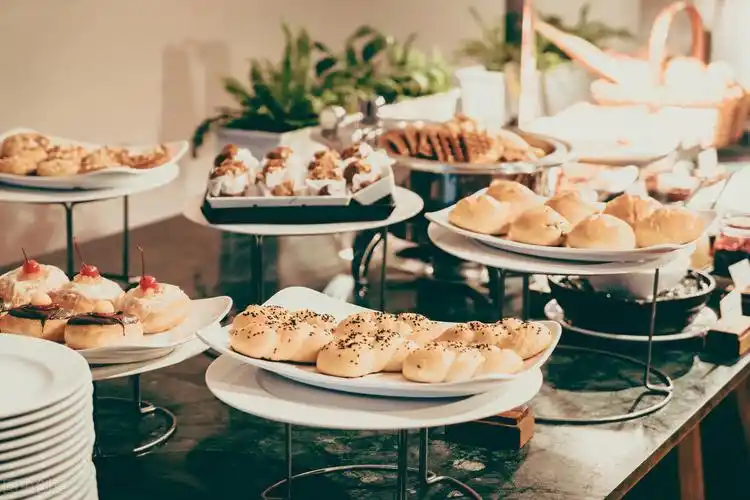 (半)自助餐厅或食堂= dining hall /04da01n0107 h00l/很多