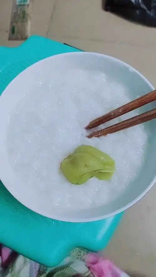白粥配榨菜.可香了,还有寿司.
