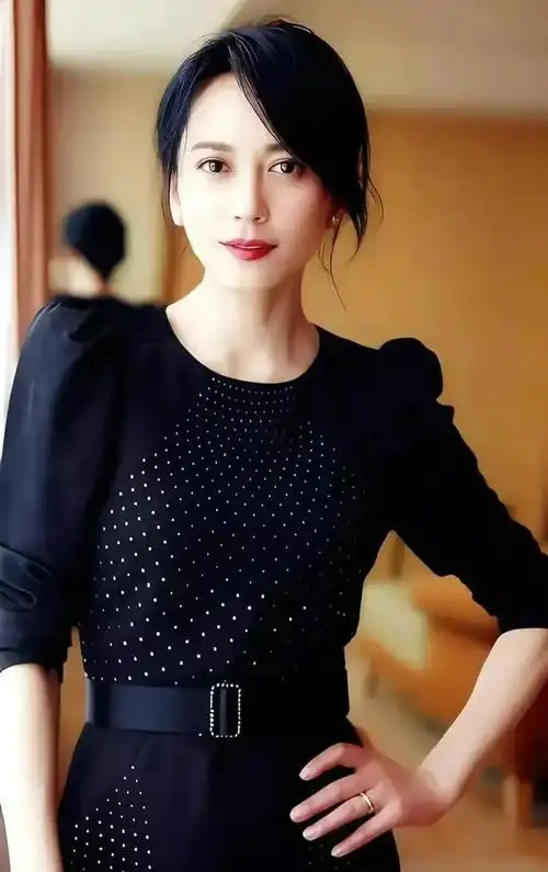 端庄优雅的俞飞鸿,惊艳迷人,温婉秀丽的写真照!__财经头条