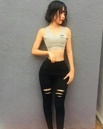 34.7厘米!缅甸姑娘成为全球腰最细的人,网友:比我小腿都细mlgb