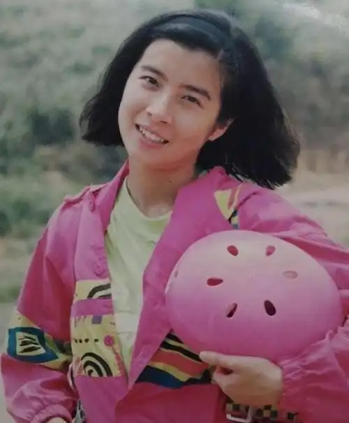 1968年,岳翎在中国台湾出生了,岳翎的运气实在不太好,在她很小的时候