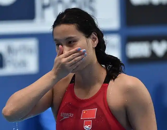 陆滢50米蝶泳喜获铜牌 微笑领奖表情搞怪-东方体育-东方网