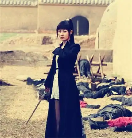 万绮雯短裙马小玲剧照