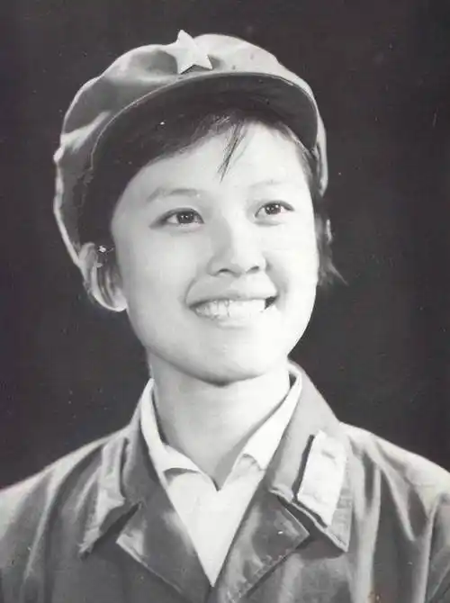 老照片:31位八十年代明星军装照 龚雪 葛优 刘晓庆 李秀明 傅艺伟