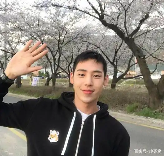 精致英俊的,来自台湾的90后职场男神,生活中很随意的一位小奶狗