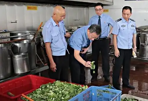 为何一谈起他的事情,这位看守所所长几度哽咽?