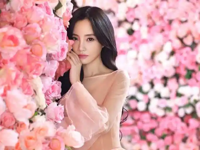 李小璐晒日常生活照,与神秘男子国外游玩,网友:关系非同一般