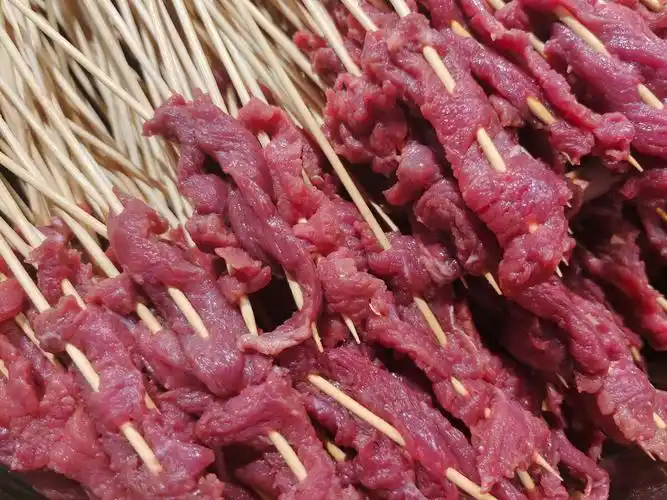 新鲜的生的牛肉串