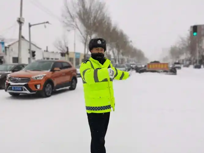 下雪天,肇源交警雪中执勤,只为温暖这座城,为你们点赞!