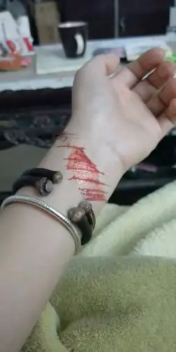 求大神p一张逼真割腕图