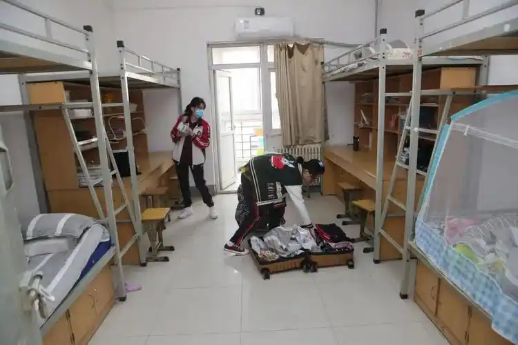 复学了宿舍没了睡在我上铺的兄弟啥感觉