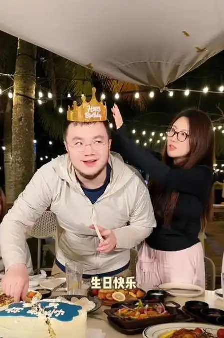 博谷晒照为巴图庆生宋丹丹怀抱孙子笑容满面董事长老公罕露面