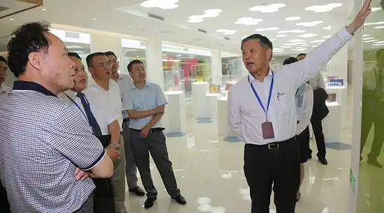 洪业集团董事长余庆明率公司高层一行考察隆力奇