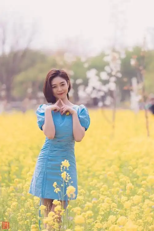 一个人拍照,如何摆拍好看,这组姿势可参照,自然气质,上镜漂亮