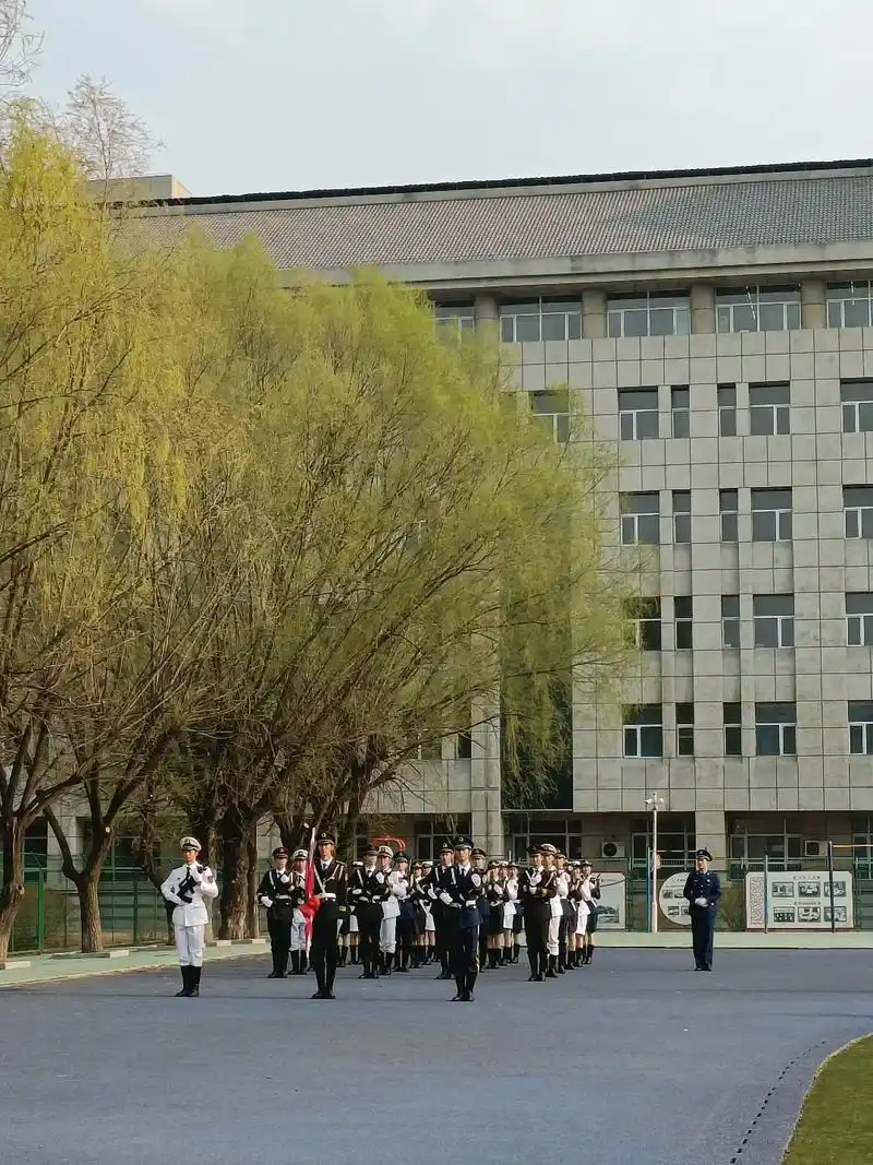 走功,最能展示国旗护卫队的风采.32人组成的护旗方队,要横成 - 抖音
