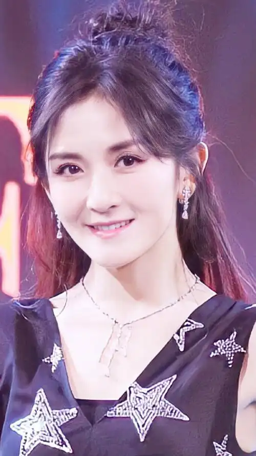 40岁谢娜二胎后回归快乐大本营颜值嫩身材辣劲歌热舞养眼吸睛