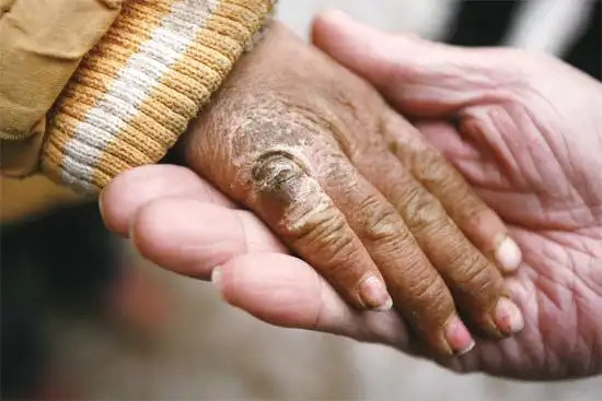 东方今报记者抓拍照片冻裂的小手引发一城感动