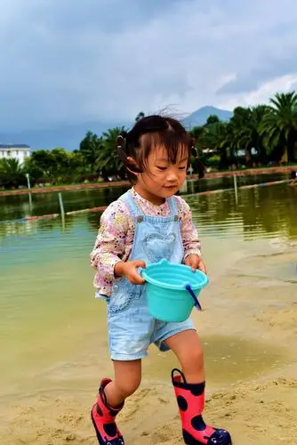 爱玩沙的小姑娘