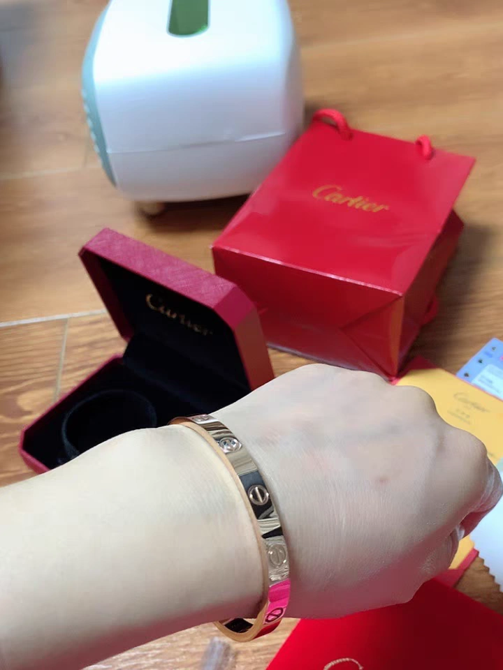 卡地亚love手镯,将爱锁于腕间
