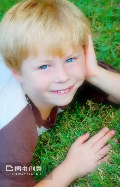 蓝眼睛可爱的男孩cuteboywithblueeyes