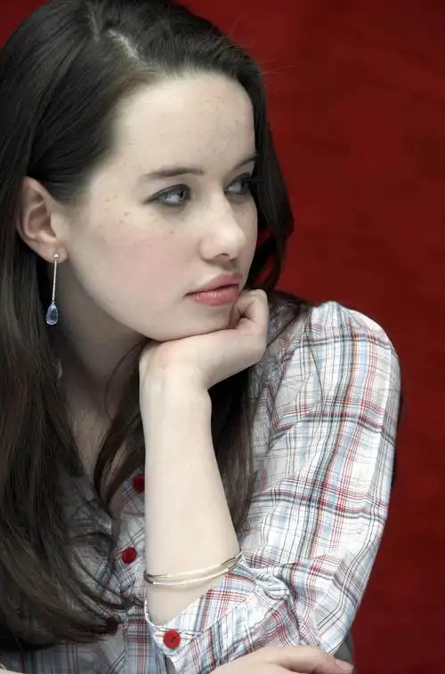 p>安娜·帕波维尔 i>(anna popplewell) /i>,1988年12月16日出生于