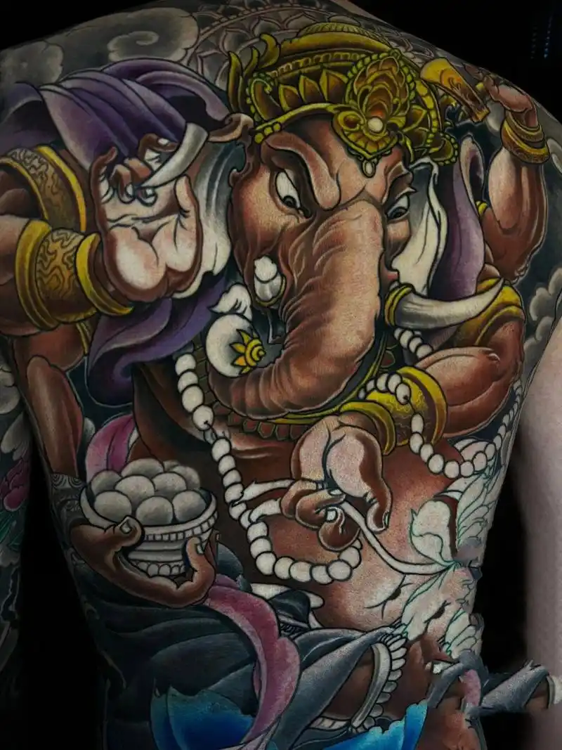 满背象神纹身