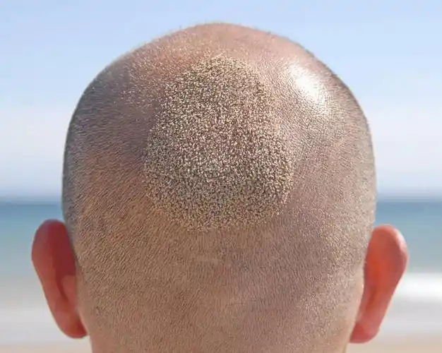 仅一个男性,沙子,背面,天空,人体,摄影,头像,幽默,想法,头部,光头,无