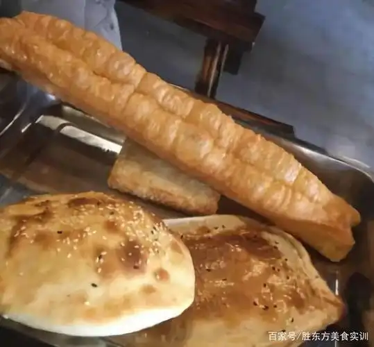 这或许是宁波相当有特色的美食了,"老板,大饼油条一副",在早餐店,是不