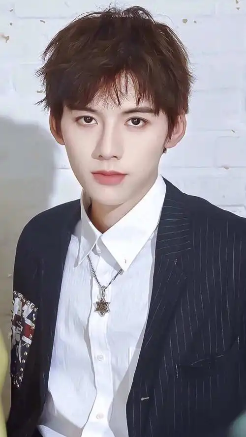 网曝昨天青春有你未出道成员邓超元带一女子去看复联4