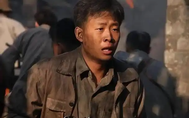 杨烁仔剧中饰演出身于黑道却不满于黑道的弱肉强食的四道风,毕业于