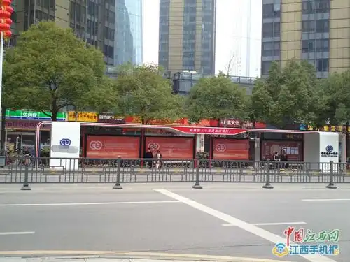 新闻我在场新年新气象南昌新公交站台亮相图