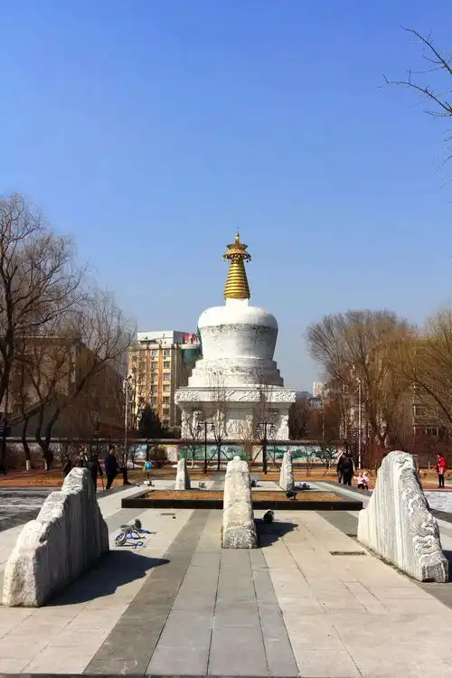 塔每塔的下面都建寺庙一座,塔和寺庙系同时建成,南塔下的寺庙为广慈寺