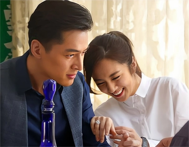 薛佳凝离开后,胡歌和江疏影恋爱,与唐嫣,刘诗诗,王晓晨等人传出过绯闻