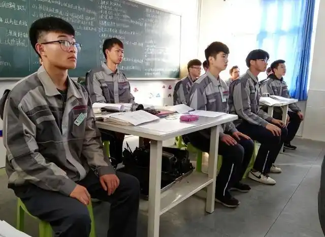 技校生晒出课堂照片奉劝初中生中考再难也要坚持后悔就晚了