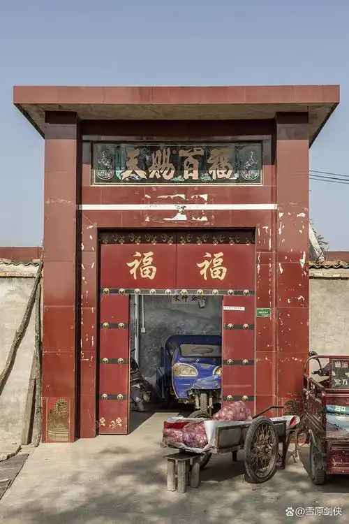 一日到湖滨区晁家庄办事,要走时发现各家的大门挺有意思,随手拍了几张