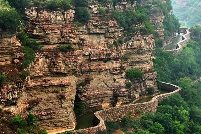 红旗渠是位于中国河南省北部山区林县(今林州市)的一条"人工天河",被