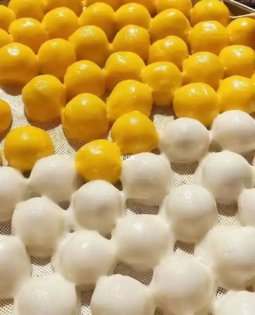 在东北地区,粘豆包是人们冬季餐桌不可或缺的主角. 粘