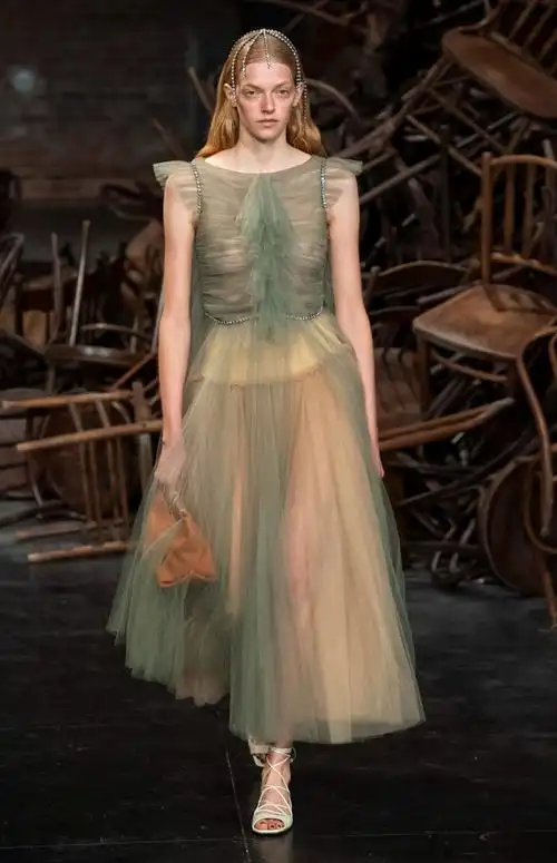 薄纱长裙2020春夏女装关键单品流行分析晚装礼服67