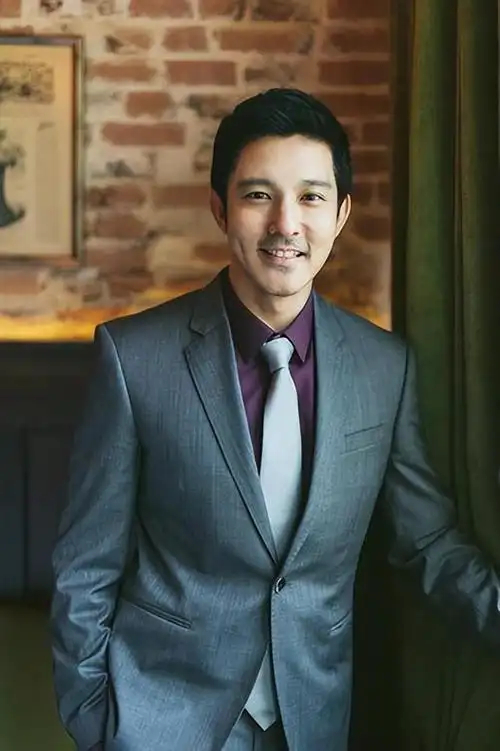 他是混血儿,拥有四国血统,母亲是华裔,在新加坡定居.