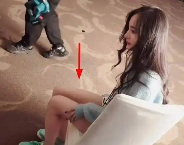 杨幂片场拍摄再现"麻花腿",看清坐姿我酸了:确定生过孩子?