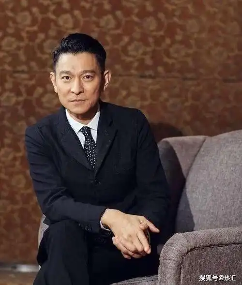 而刘德华为了保护自己的家人,此前多年在公众面前从未正面回应这些