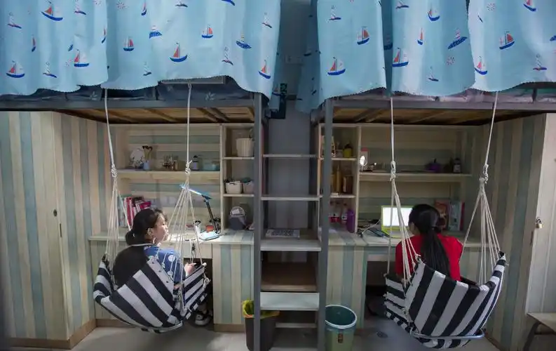 "六人宿舍五个群",在这样的大学宿舍咋生存?这3种方法值得学