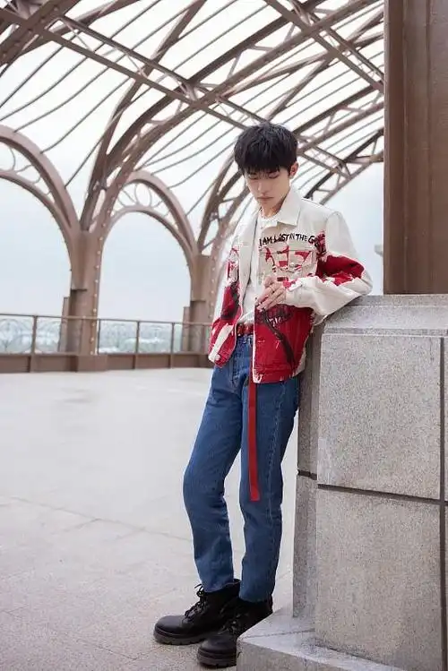 易烊千玺生图好有少年感穿老气红条纹也时髦帅气值难挡