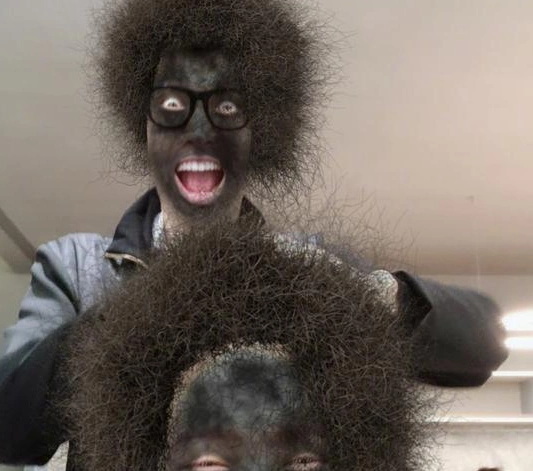 林允与工作人员的搞怪合照 红唇爆炸头加满脸黑,自黑到没朋友!