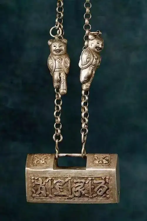 连连生子————这把长命锁来自山西运城,年代不详,这是一把典型的