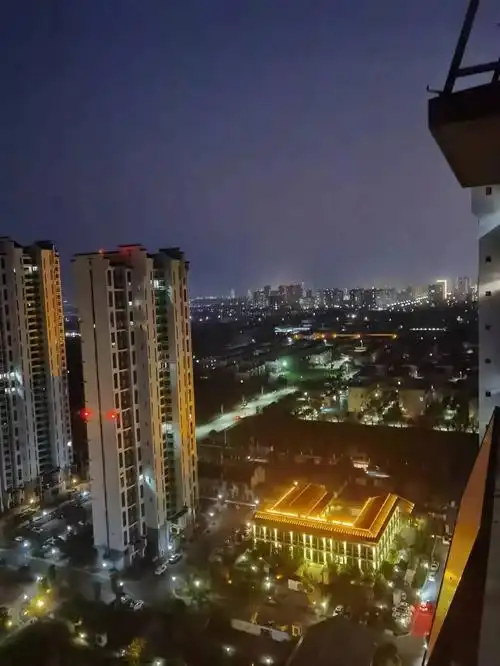 夜景还是不错滴#城市夜晚霓虹灯璀璨 #看窗外的世界 #夜晚拍 - 抖音