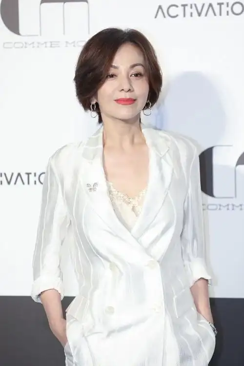 雪姨王琳是越长越美了穿雪白的套装气质优雅身材也很窈窕