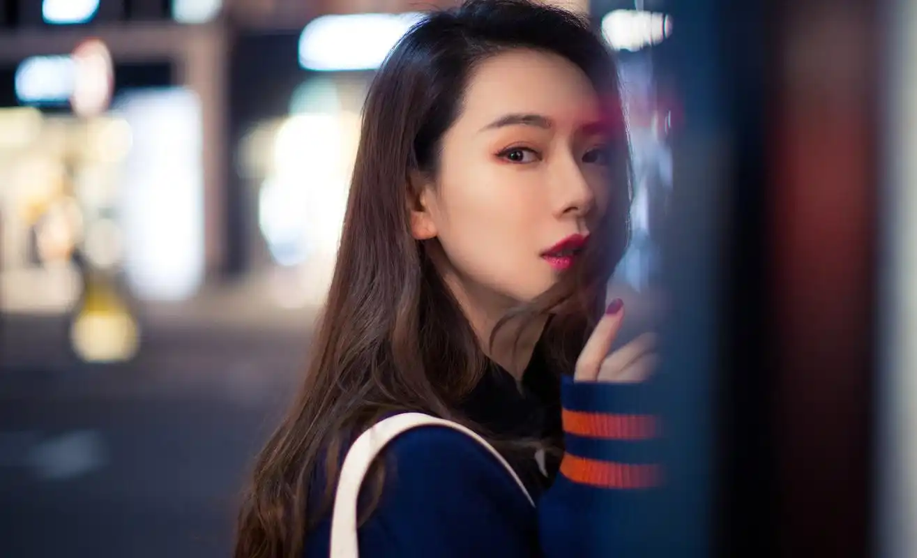 戚薇,时尚拍摄尽显美艳多姿的女神气质